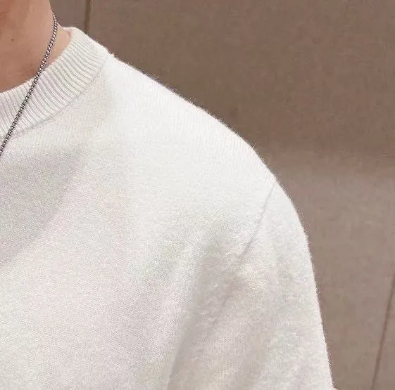 🅿️240 【LV Louis Vuitton】Autumn and winter classic round neck pullover sweater, in full condition! ! ! Wool blended fabric, the latest model in 2025, golden ratio! ! Slim-fitting soft gold, versatile and practical item, the combination and practicality are extremely powerful, simple and elegant, and classy! To create your own style, it is highly recommended to buy it in two colors. The standard slim fit tailoring process is suitable for both young and old men. It is knitted from wool and will not cause any discomfort! While keeping warm, it is stylish, textured and wearable, and the classic logo with contrasting colors on the chest feels in place! ! Recommended for regular customers! ! Size M-3XL (maximum wear: 190 pounds)
